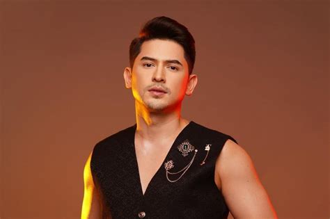 Ahron Villena takes a jab at director who allegedly exploited him.